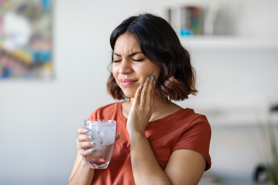 Mal di denti quando bevo acqua fredda, perché succede?