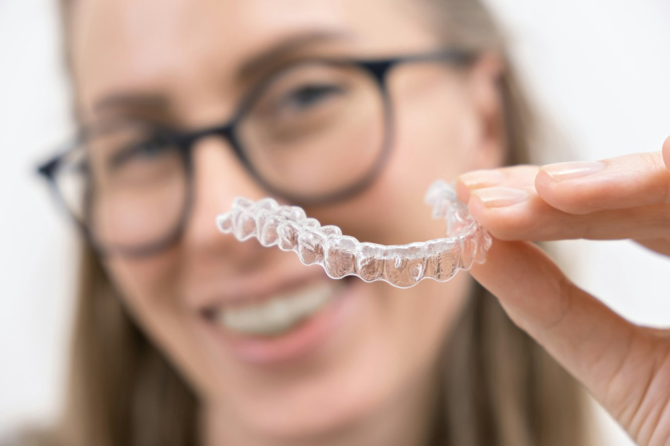 Ragazza mostra Apparecchio Invisibile - Oral Team, Dentista Macherio, Dentista Agrate Brianza